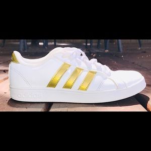 Girl’s Adidas Big Kid Grand Court Sneakers/Size 2